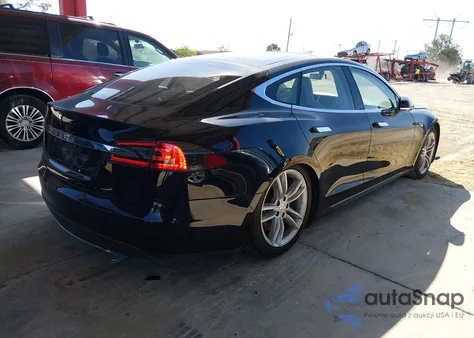 2013 Tesla Model S Performance z USA, uszkodzony, nr VIN 5YJSA1CP2DFP04423